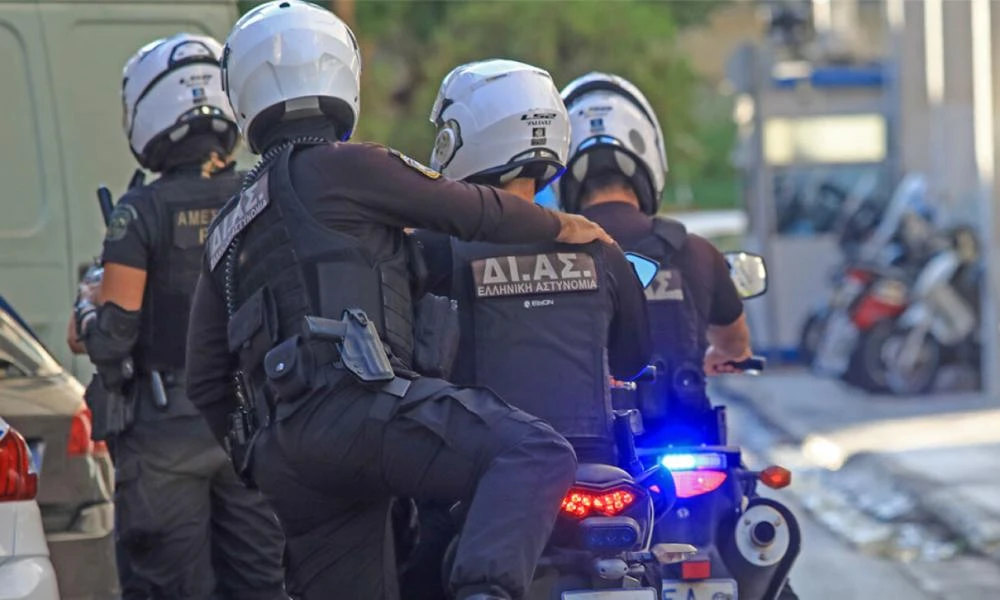 Μενίδι: Επίθεση Ρομά σε αστυνομικό ενώ περίμενε το παιδί του